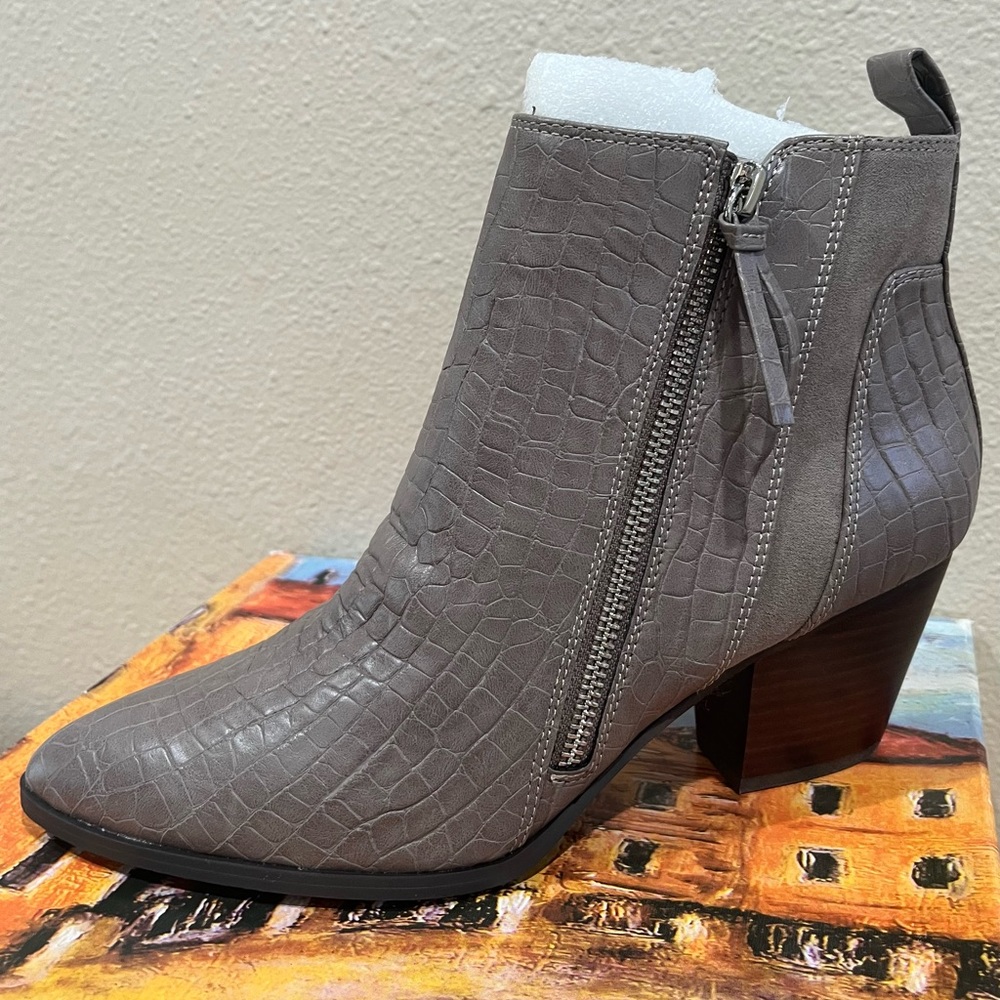 BELLA VITA Everest li Ankle Bootie - Women’s 8M